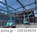 高所作業車を使った鉄骨現場の建方作業 100164650