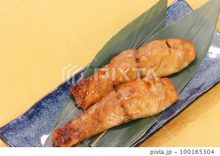 シイラの照り焼き 焼き魚 魚料理 2切れ シイラの照り焼き 焼き魚 魚料理 2切れ 100165304