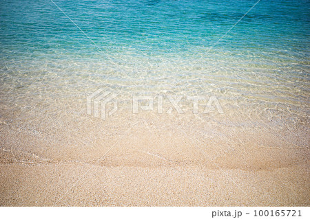 沖縄のビーチの青い海と砂浜 沖縄のビーチの青い海と砂浜 100165721