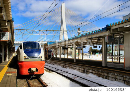 津軽海峡の玄関・東北本線の終着駅… 『青森駅』に停車する特急つがる・751系 100166384