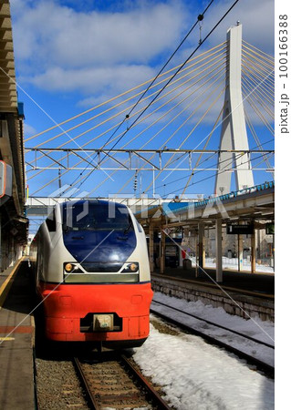 津軽海峡の玄関・東北本線の終着駅… 『青森駅』に停車する特急つがる・751系 100166388