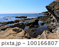 神奈川県三浦半島の海岸からの眺望、荒々しい岩と穏やかな海 100166807