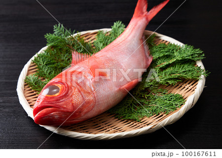ザルに乗せた金目鯛 ザルに乗せた金目鯛 100167611