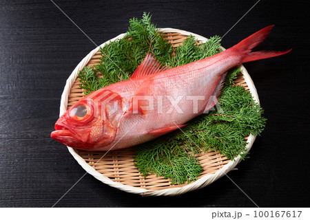 ザルに乗せた金目鯛 100167617