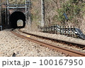 東京と山梨を結ぶ線路と裏高尾のトンネル 100167950