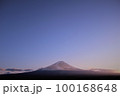 富士河口湖町からの眺望、夕日に染まる富士山と夕闇せまる空 100168648