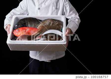 産地から届いた鮮魚を持つシェフ 100168757