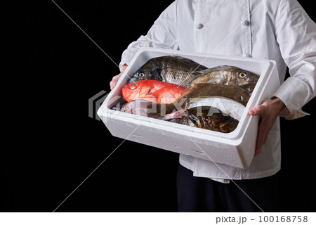 産地から届いた鮮魚を持つシェフ 100168758