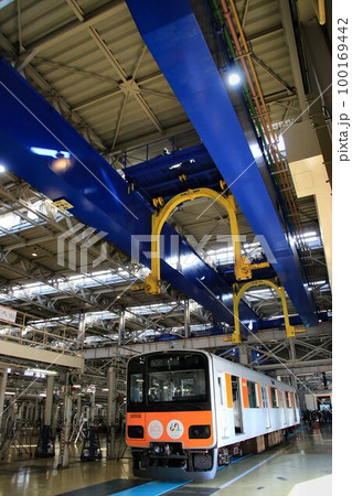 巨体な電車が空を舞う… 鉄道車両整備工場の天井クレーン 100169442