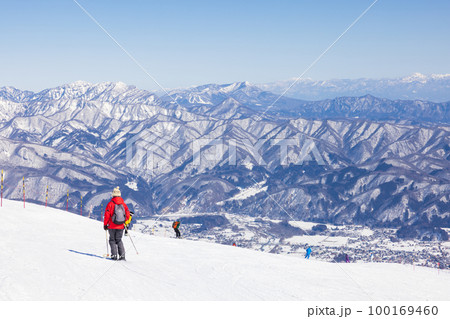 八方尾根スキー場から見た長野県白馬村の冬景色 100169460