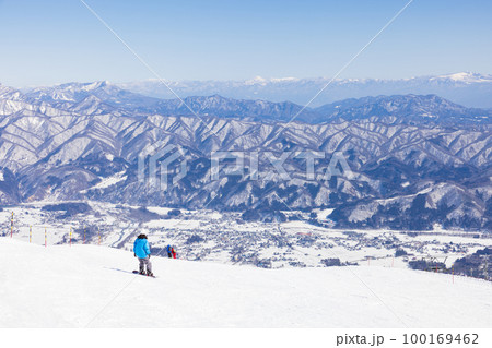 八方尾根スキー場から見た長野県白馬村の冬景色 八方尾根スキー場から見た長野県白馬村の冬景色 100169462