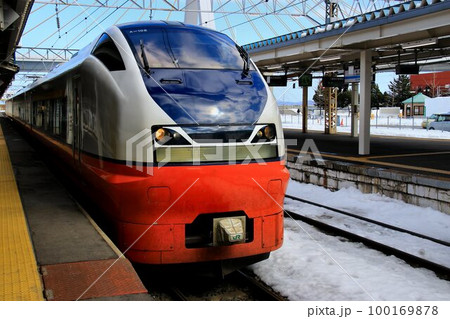 津軽海峡の玄関・東北本線の終着駅… 『青森駅』に停車する特急つがる・751系 100169878