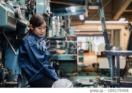 過労でやる気をなくす工場労働者の女性 過労でやる気をなくす工場労働者の女性 100170406