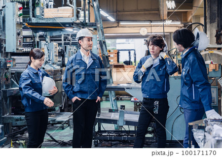 休憩時間に仲良く雑談をする工場労働者 100171170