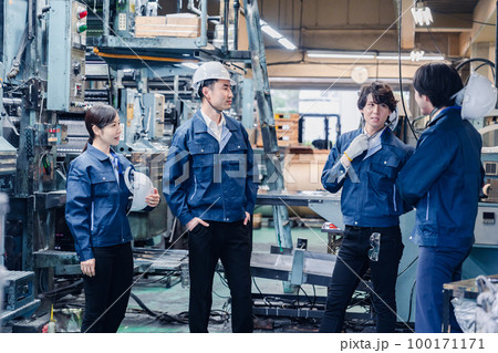 休憩時間に仲良く雑談をする工場労働者 100171171