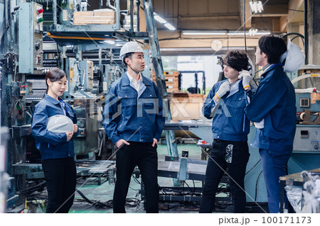 休憩時間に仲良く雑談をする工場労働者 休憩時間に仲良く雑談をする工場労働者 100171173