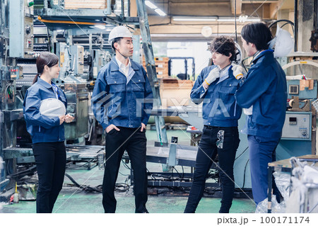 休憩時間に仲良く雑談をする工場労働者 100171174