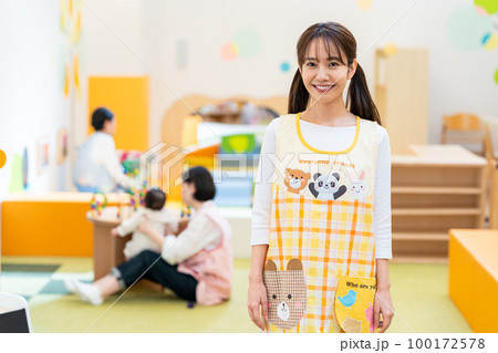 保育園で働く保育士さん 100172578