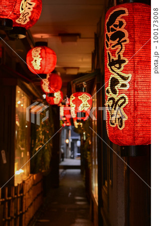 【大阪】大正ロマンあふれる狭い路地、浮世小路。昭和レトロな雰囲気があり落ち着く空間。 【大阪】大正ロマンあふれる狭い路地、浮世小路。昭和レトロな雰囲気があり落ち着く空間。 100173008