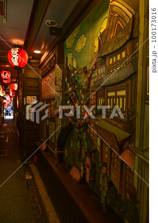 【大阪】大正ロマンあふれる狭い路地、浮世小路。昭和レトロな雰囲気があり落ち着く空間。 【大阪】大正ロマンあふれる狭い路地、浮世小路。昭和レトロな雰囲気があり落ち着く空間。 100173016