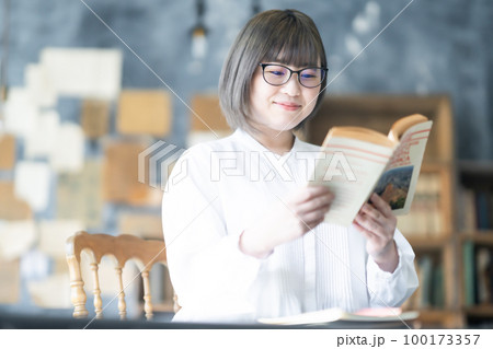 お気に入りの本を読む若い女性 お気に入りの本を読む若い女性 100173357