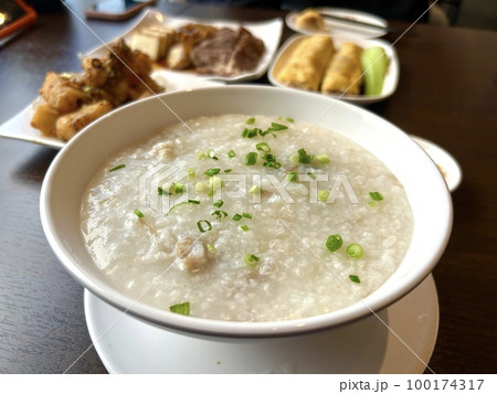 ピータンと豚肉入りお粥　皮蛋粥 100174317