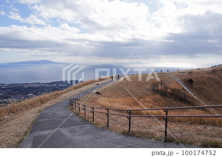 1月の大室山山頂 お鉢めぐり【静岡県伊東市】 100174752