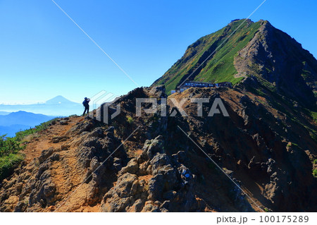 地蔵の頭から見上げる赤岳山頂 100175289