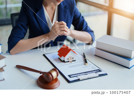 Law, Consultation, Agreement, Contract, Concept Attorney or Lawyer is sitting and accepting complaints from clients for home and land matters in court 100175407