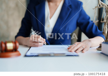 Law, Consultation, Agreement, Contract, Attorney or Lawyer holding a pen is consulting with a client to explain the pattern of answering questions before going to court to decide a lawsuit Law, Consultation, Agreement, Contract, Attorney or Lawyer holding a pen is consulting with a client to explain the pattern of answering questions before going to court to decide a lawsuit 100175418