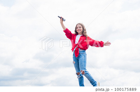 cheerful child singer singing in microphone music style, vocal 100175889