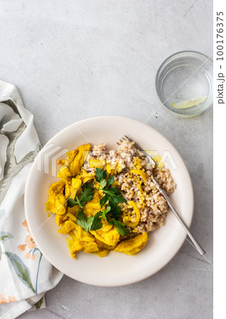Healthy lunches with brown rice and chicken 100176375