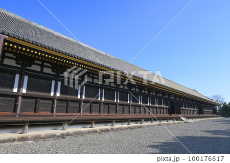 通し矢を行う京都市東山区の国宝三十三間堂 通し矢を行う京都市東山区の国宝三十三間堂 100176617
