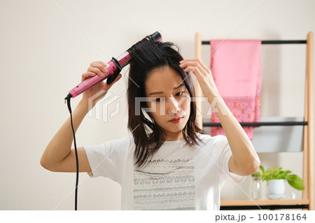 髪をセットする女性 100178164