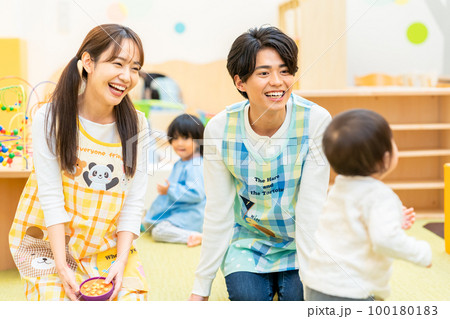 保育園で働く保育士さん 100180183