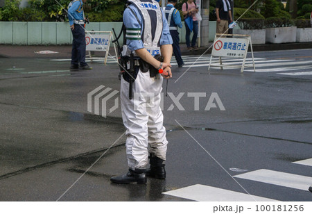 交通規制 警察官 夏祭り 交通規制 警察官 夏祭り 100181256