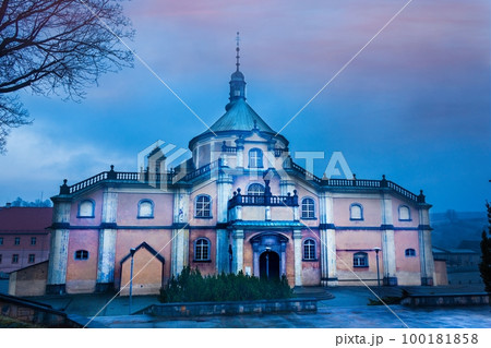 Basilica in Wambierzyce, Poland at evening Basilica in Wambierzyce, Poland at evening 100181858