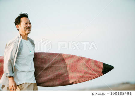 サーフィンを楽しむ50代の日本人男性 100188491