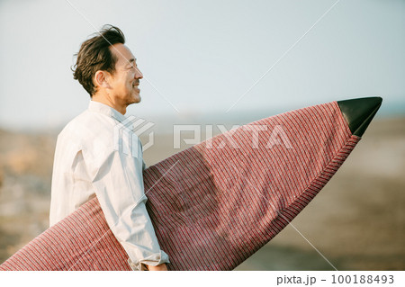 サーフィンを楽しむ50代の日本人男性 100188493
