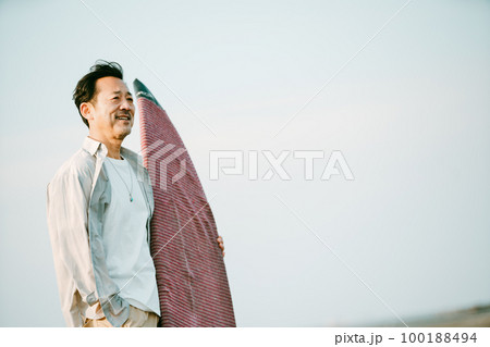 サーフィンを楽しむ50代の日本人男性 100188494