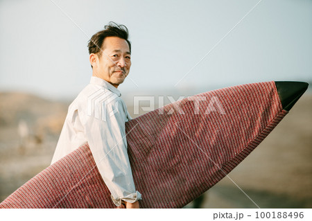 サーフィンを楽しむ50代の日本人男性 サーフィンを楽しむ50代の日本人男性 100188496