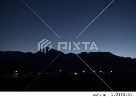 北杜市白州町、街の明かりが灯る頃西の空に輝く金星と木星 100188659