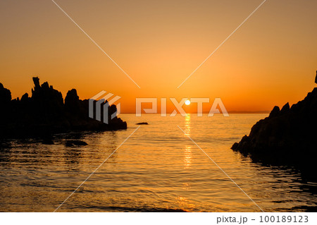若狭　水晶浜に沈む夕日 100189123