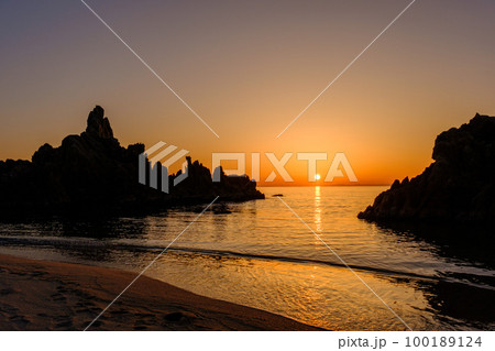 若狭 水晶浜に沈む夕日 若狭 水晶浜に沈む夕日 100189124