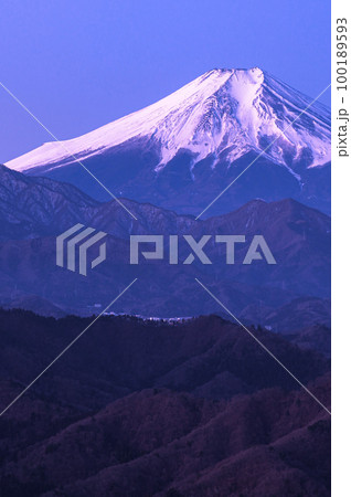 (山梨県)百蔵山より望む夜明けの富士山 (山梨県)百蔵山より望む夜明けの富士山 100189593