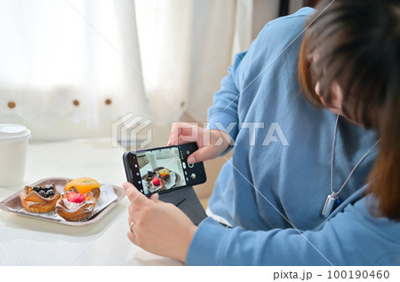 スマホでフルーツタルトを撮影する女性 スマホでフルーツタルトを撮影する女性 100190460