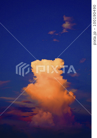 夏の夕暮れ時の赤く染まる雲 夏の夕暮れ時の赤く染まる雲 100190490