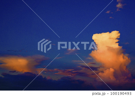 夏の夕暮れ時の赤く染まる雲 100190493