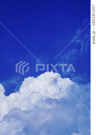 夏イメージにピッタリの明るい鮮やかな青空と白い雲 夏イメージにピッタリの明るい鮮やかな青空と白い雲 100191547