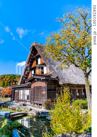 秋の白川郷　神田家 100192892